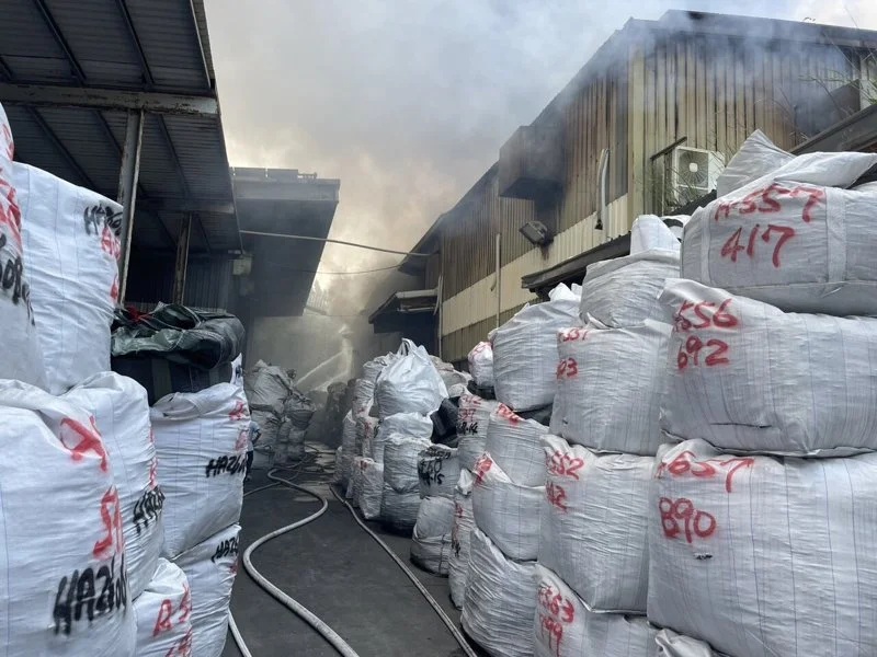 電子廢棄物回收大廠金益鼎,新竹香山廠房今日上午傳出火警,消防局出動消防救災機器人前往灌救。(翻攝畫面)