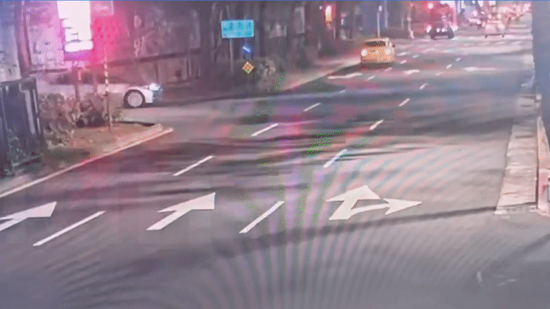 曾姓員警昨晚在路口與小客車撞上。(翻攝畫面)