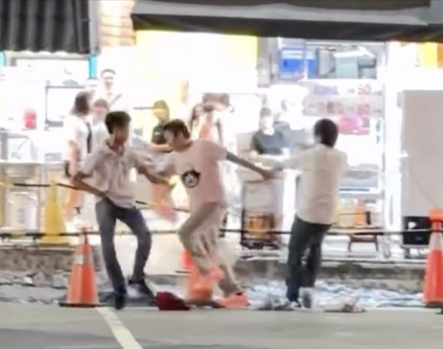 林姓兄弟過馬路時與45歲的呂姓男子擦撞,演變成肢體衝突。
