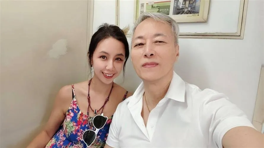 姜厚任小24歲女友遭起底！爆二度改姓恐違法　專家揪「3歲認老公」盲點嘆：超出玄學