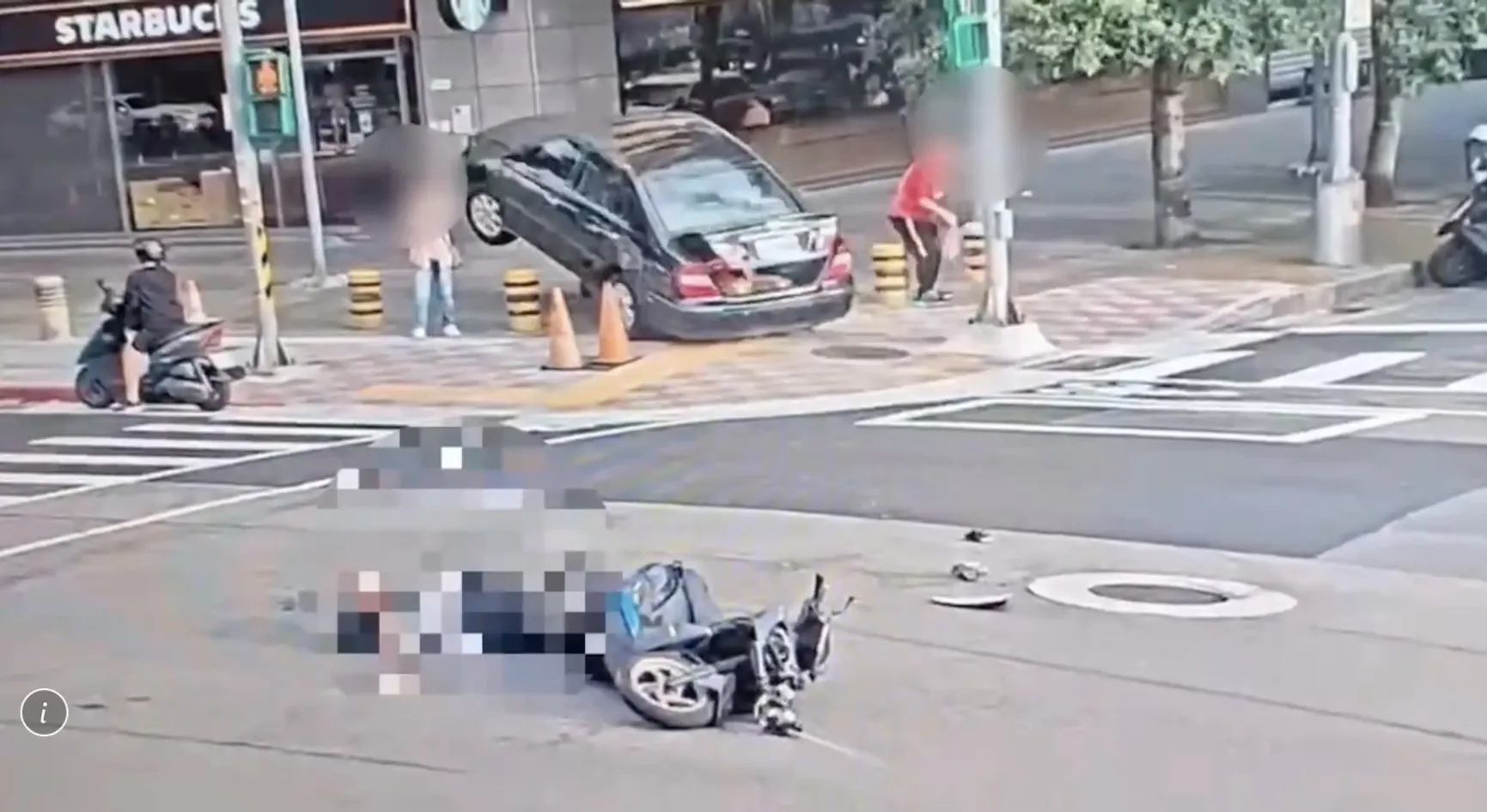 快訊／轎車轉彎遭機車攔腰撞　駕駛誤踩油門高速飛撞石墩