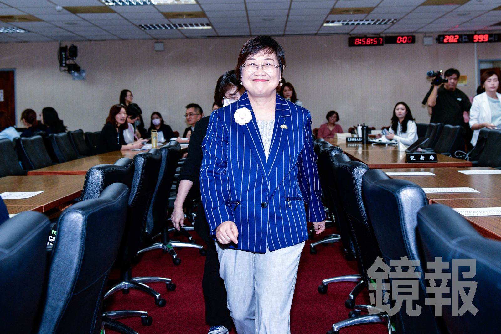 僑委會委員長徐佳青遭民眾黨指控疑濫用公務資源,帶著未滿14歲的兒子以「攝影官」名義周遊列國,丈夫甚至還使用外館公務車。(鏡報提供)