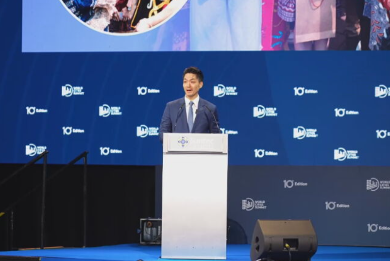 蔣萬安率團出訪新加坡領取「李光耀世界城市獎」並發表演講。(翻攝畫面)