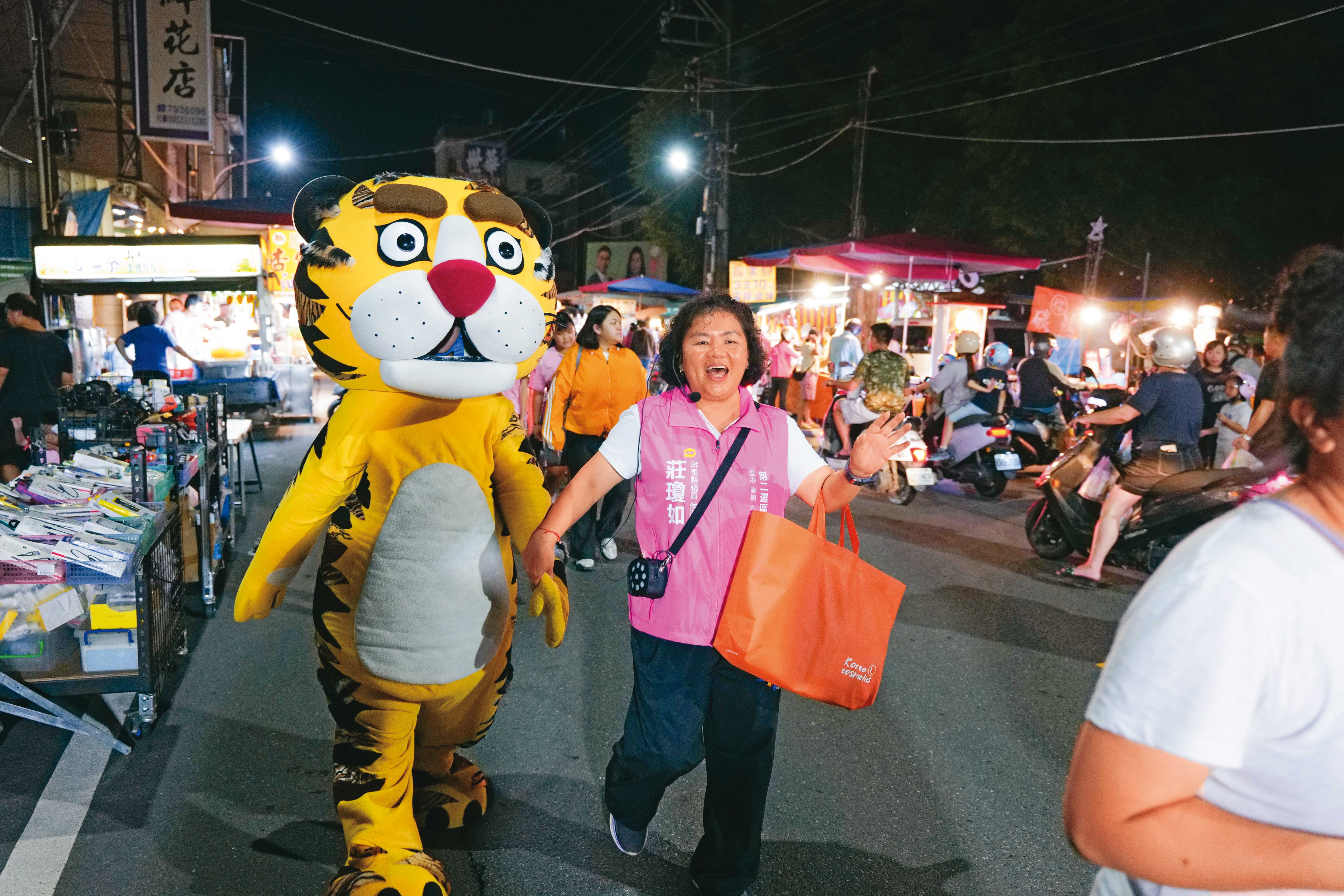 國中剛放學的姪子跳進老虎布偶裝裡,陪莊瓊如穿梭夜市,一個攤子一個攤子的握手拜票。
