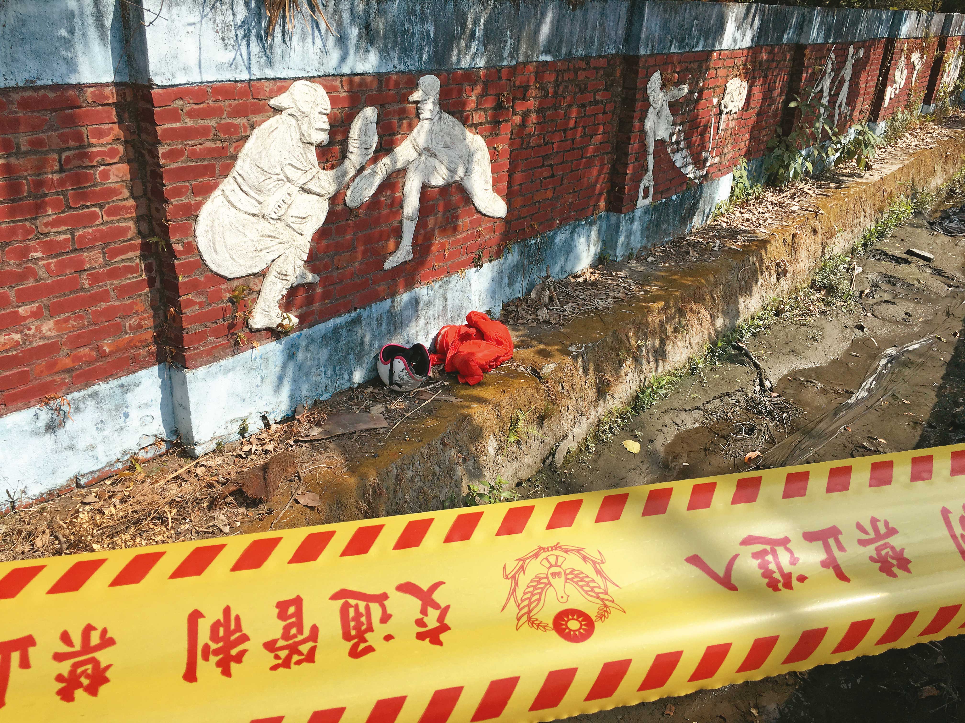 邱女騎乘的機車及安全帽、外套被刻意丟棄,警方以此行為模式認定凶手並非隨機犯案。(警方提供)