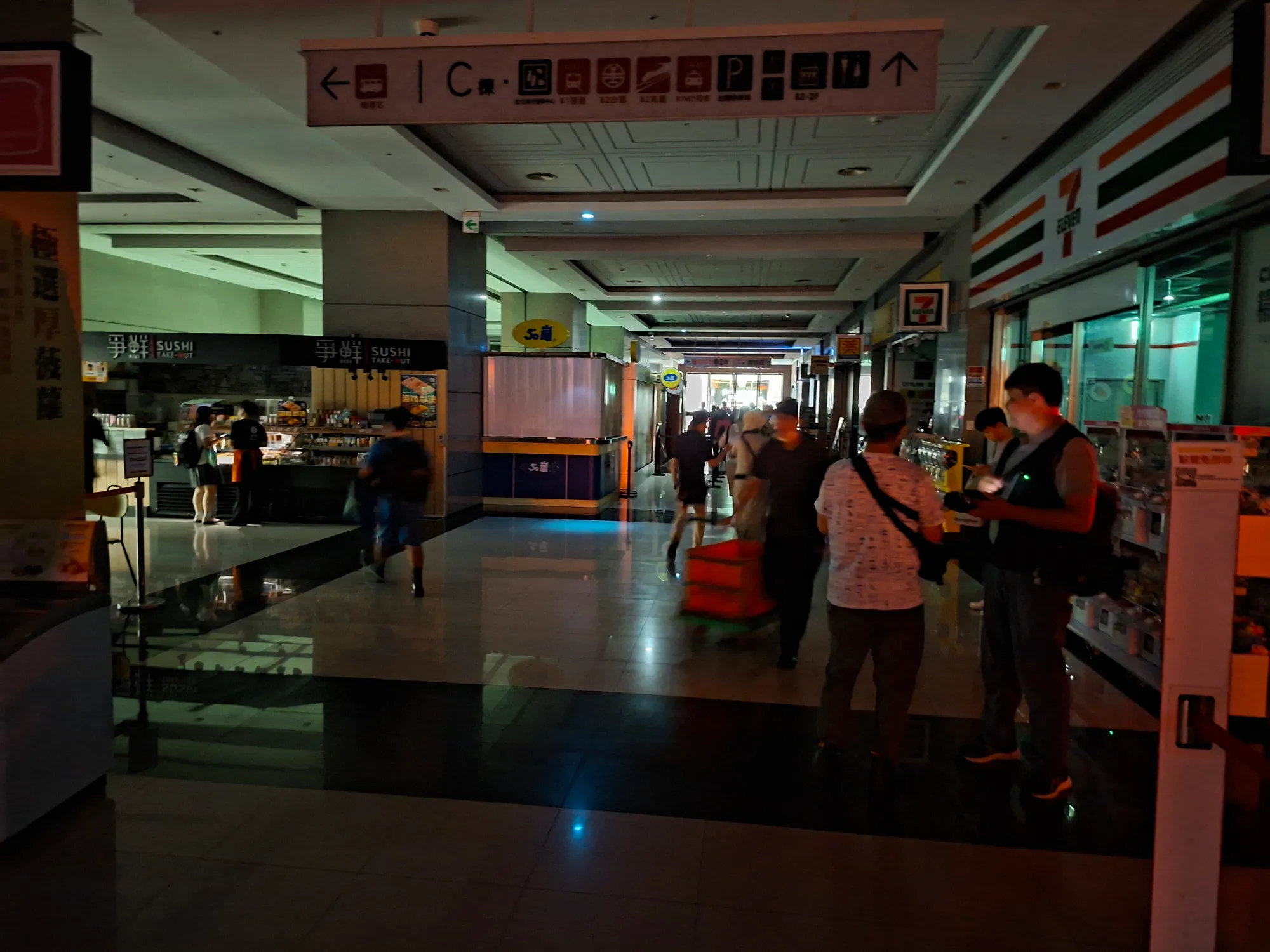 南港車站下午發生停電,環球購物中心以及CITYLINK南港皆受影響,目前尚未恢復。(threads@yingming946授權提供)