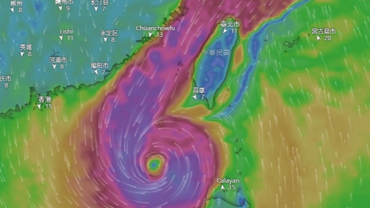 鳳凰路徑南修,專家預估有6縣市放颱風假機率高。(翻攝自windy)