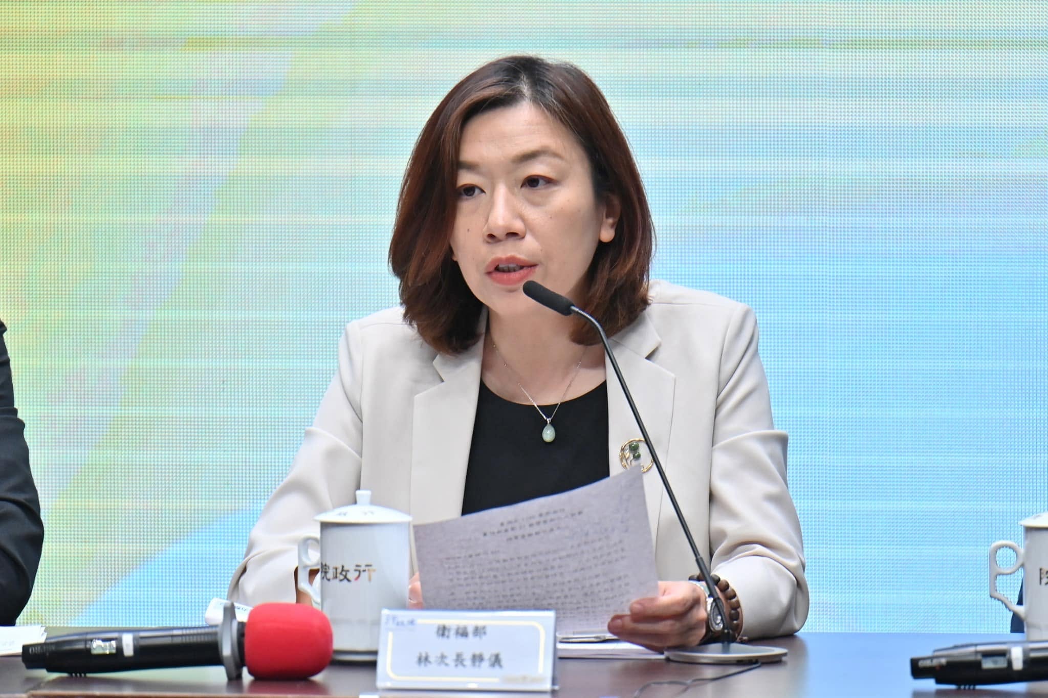 對於外界質疑,食藥署擬將3款事後避孕藥納追溯或追蹤系統,衛生福利部次長林靜儀今列出3點回應。(翻攝林靜儀臉書)