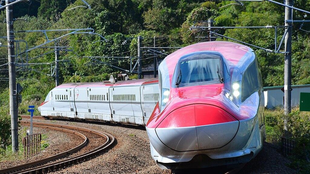 日本一輛從山形開往東京的山形新幹線,駕駛員煞停不及撞上熊。(翻攝自X@sputnik_jp)