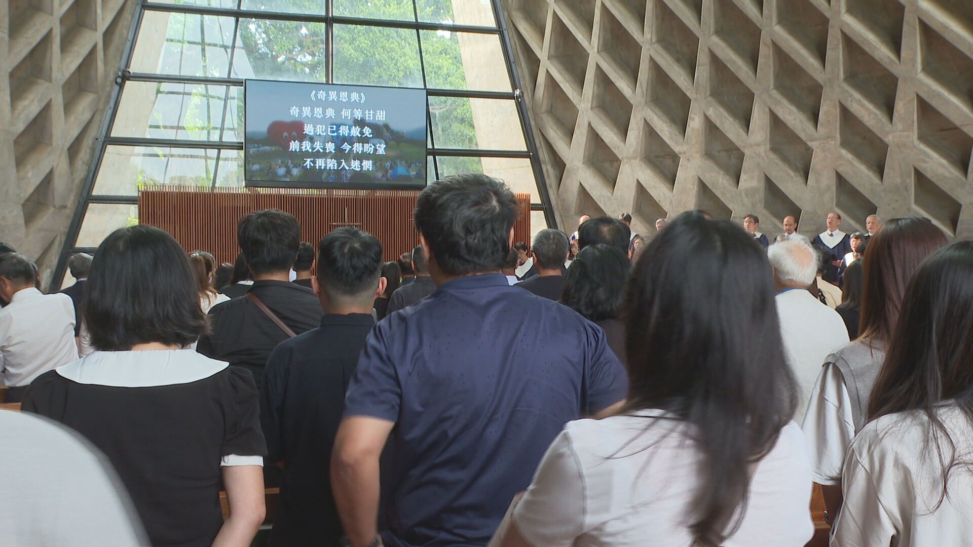 東海大學今在路思義教堂為林姓女大生舉辦追思會。