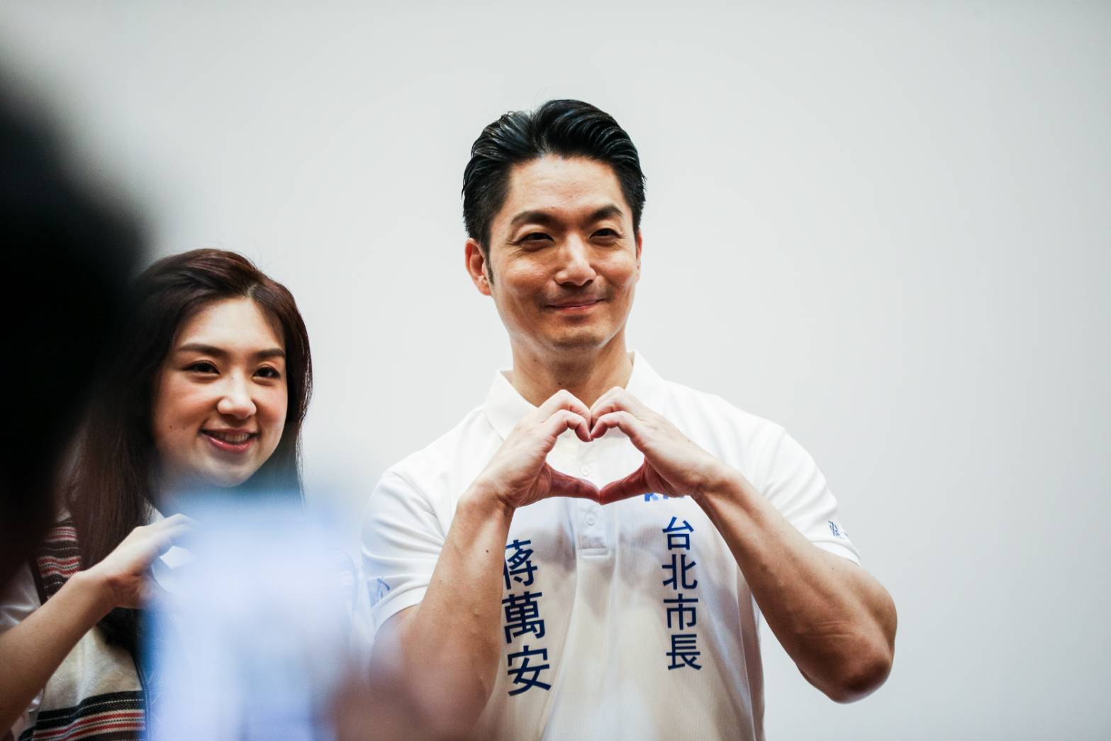 隨著巴威颱風逼近,台北市長蔣萬安於昨晚正式宣布台北市10日全面停班停課。不過,此次臉書發布的停班課圖卡罕見未放上蔣萬安本人的肖像,意外打破過去「放颱風假必放帥照」的網路慣例,引發大批網友留言朝聖與熱烈討論。(鏡報雛保祥攝)
