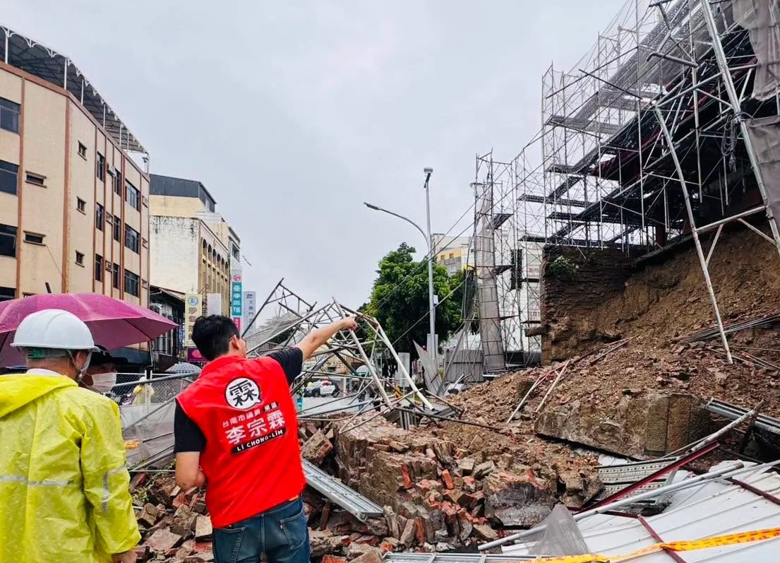 豪雨襲台南「大東門」崩塌！　修復中城牆與鷹架砸落車道