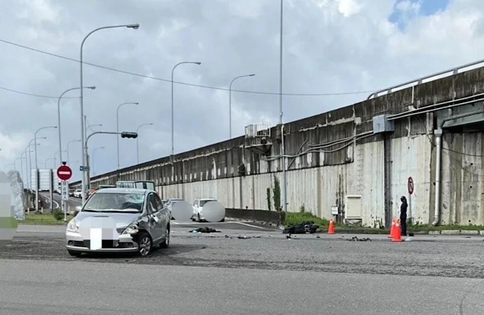 高雄楠梓區今(7日)發生一起死亡車禍,23歲外籍生大學生,疑似闖紅燈機車,與另1部下楠梓交流轎車發生擦撞。(翻攝畫面)
