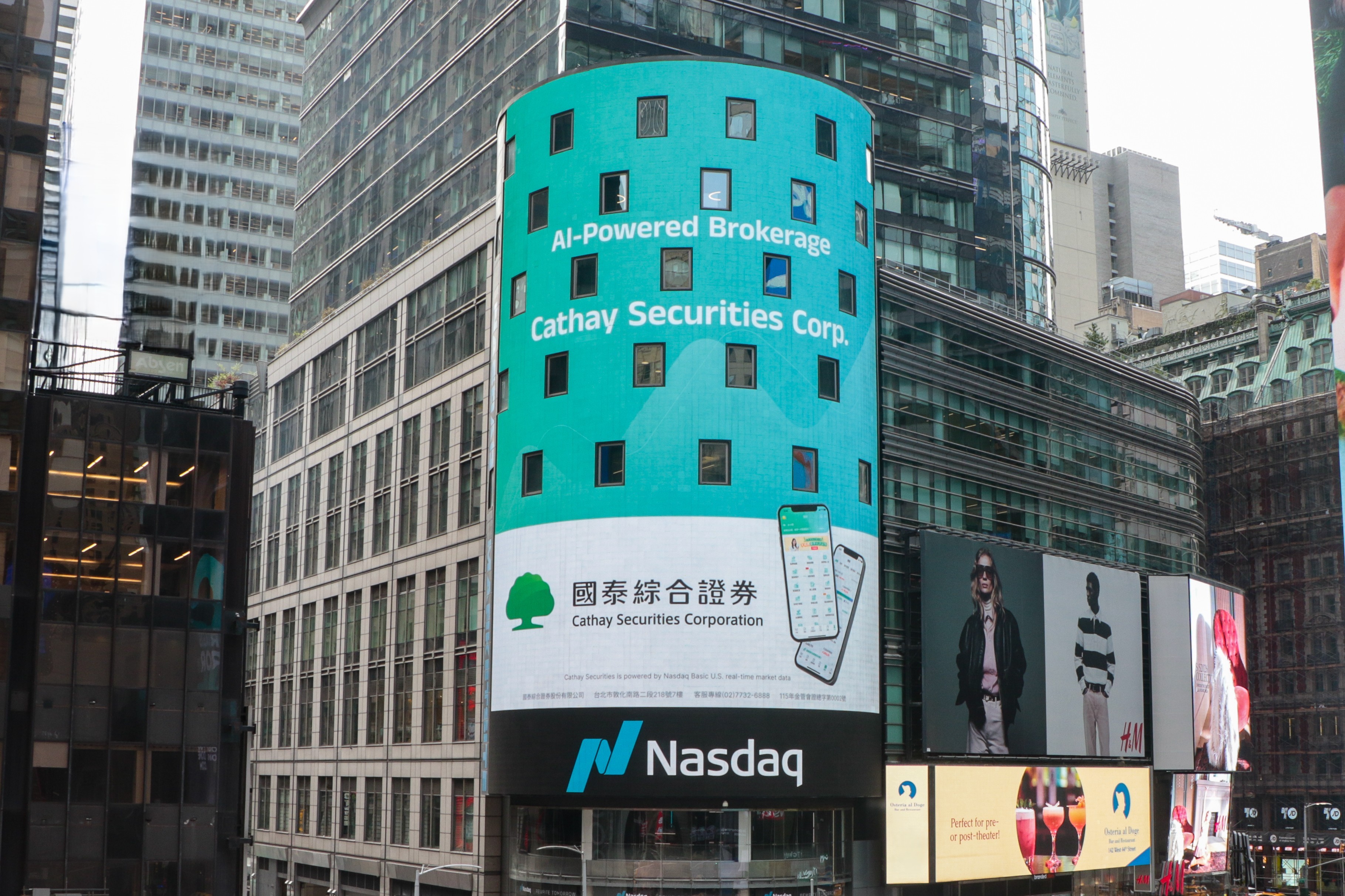 國泰證券登上紐約時代廣場Nasdaq Tower電視牆,宣示全面啟動「AI驅動轉型計畫」。(國泰證提供)