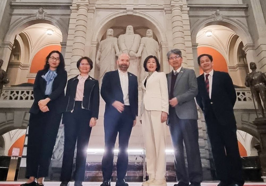 去年5月WHA開議期間,王育敏、王正旭、劉書彬組成的朝野立委視導團訪問瑞士日內瓦,事後被爆出處長李冠德用公帑宴請3人吃高檔餐廳,還因此錯過班機。(翻攝自王育敏臉書)