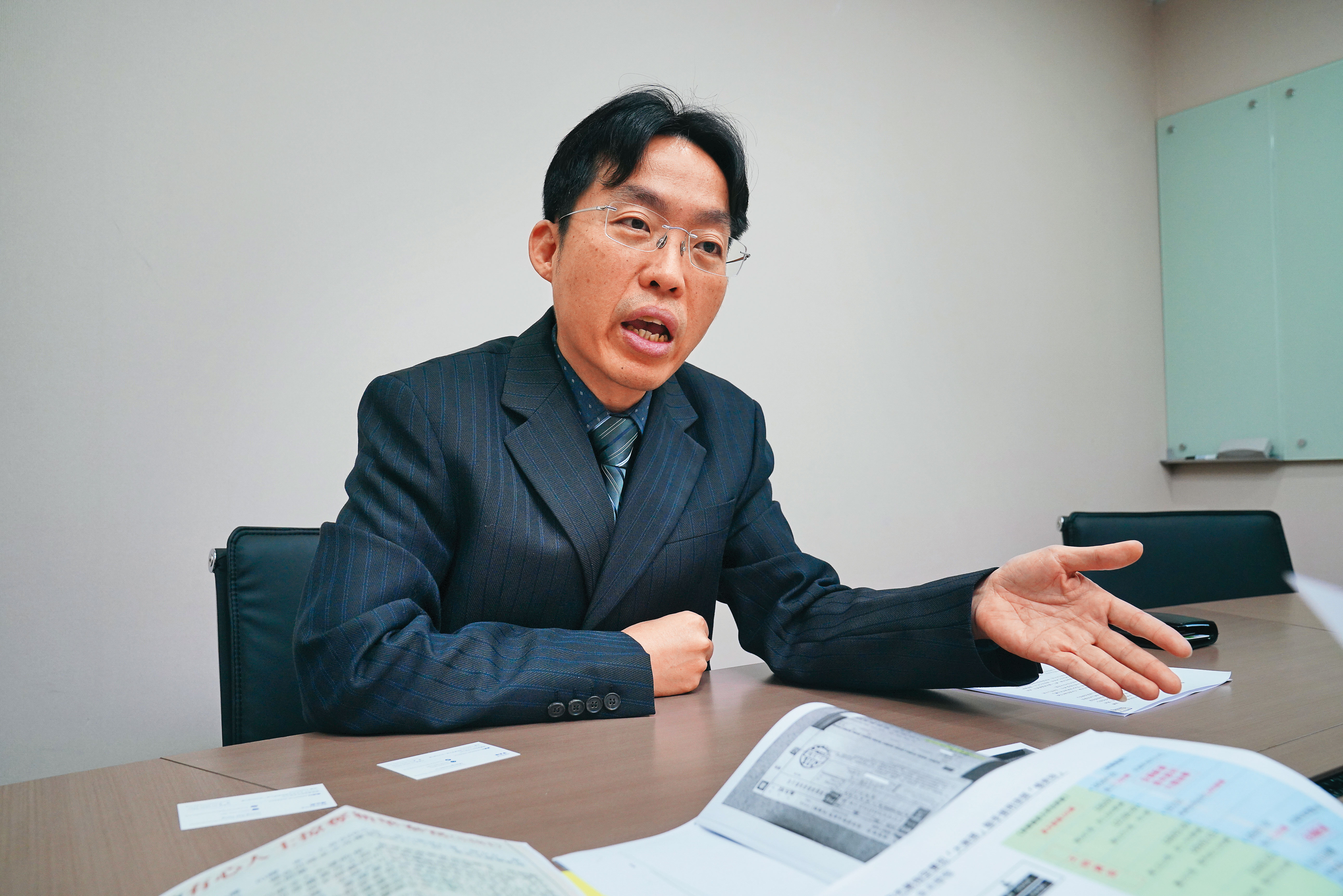 新華泰富大股東郭明昌怒控,前經營團隊涉嫌掏空、洗錢,揚言要拿下公司經營權、全面改組董事會。