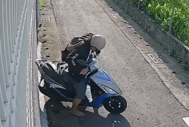 屏東一名78歲婦人遭遇飛車搶劫,她奮力抵抗、搶回包包,把歹徒打到落荒而逃。(翻攝畫面)