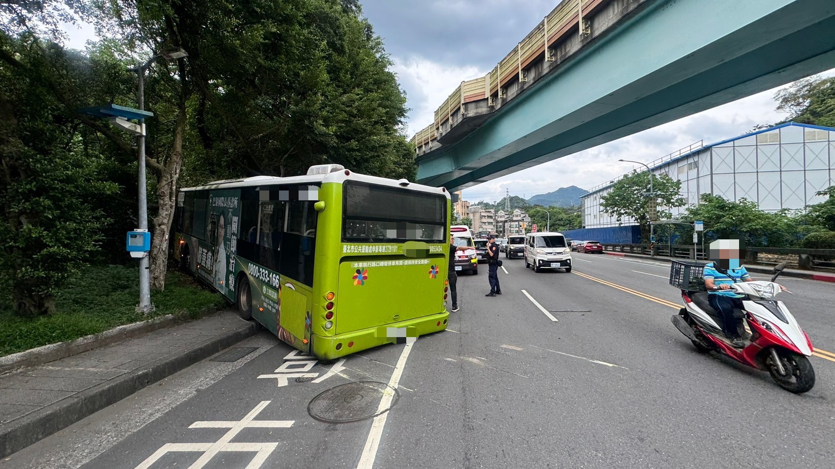 一輛由陳姓司機駕駛的公車,今日下午在北市文山區失控撞上路旁山壁,造成司機、2名乘客擦挫傷。(翻攝畫面)