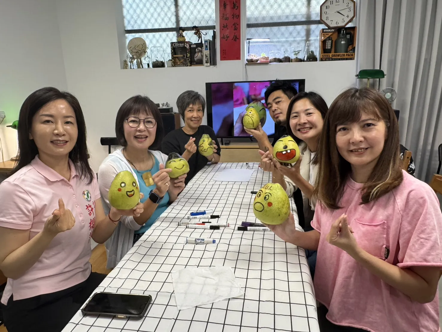柚子對決！陳品安中秋合體林月琴手繪肖像互贈、齊剝柚子喊「翻轉苗栗」，「週週有部長」齊心為苗栗爭取建設