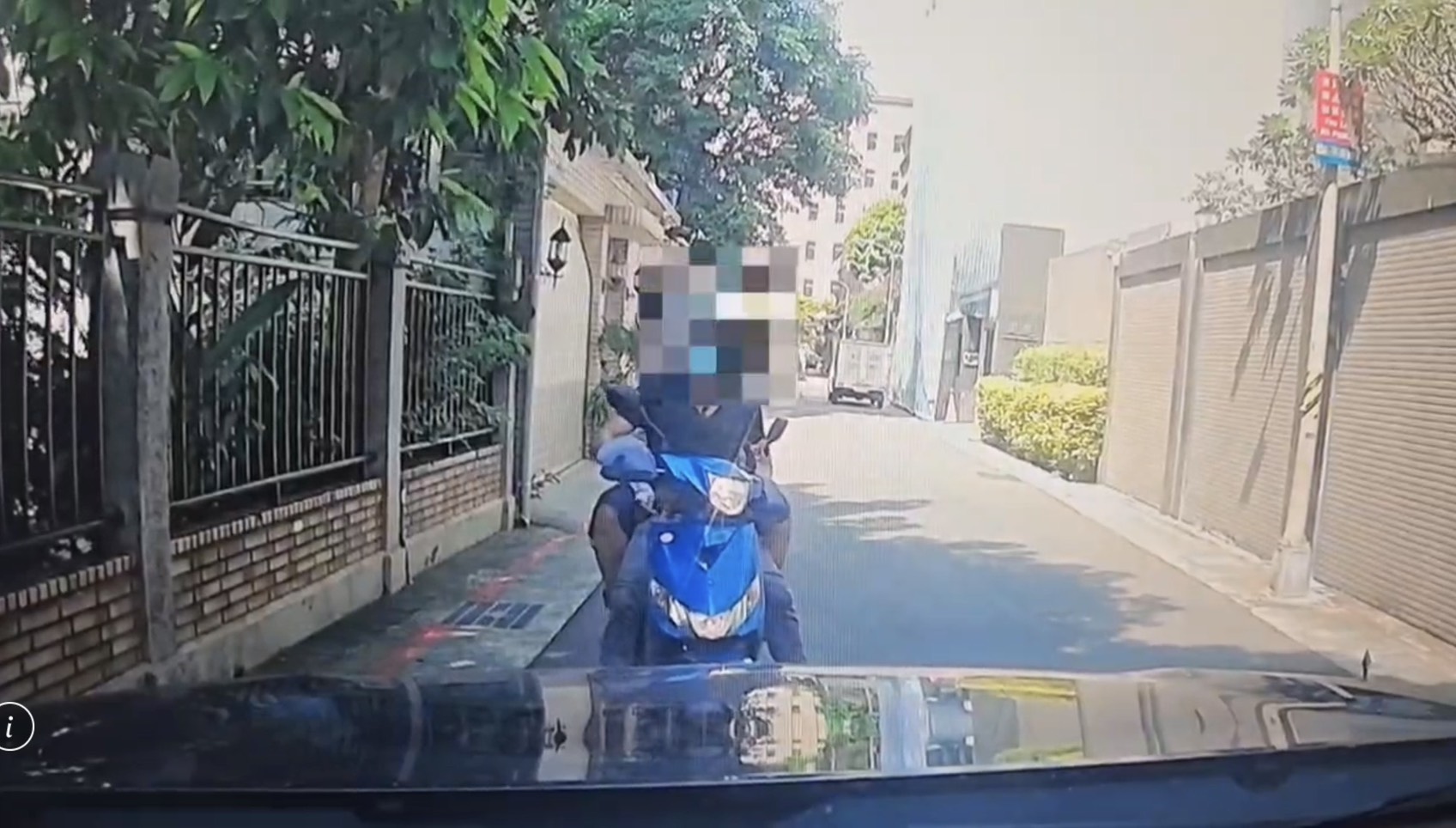 一部雙載機車日前在單行道逆向行駛,與迎面而來的警車狹路相逢。翻攝畫面
