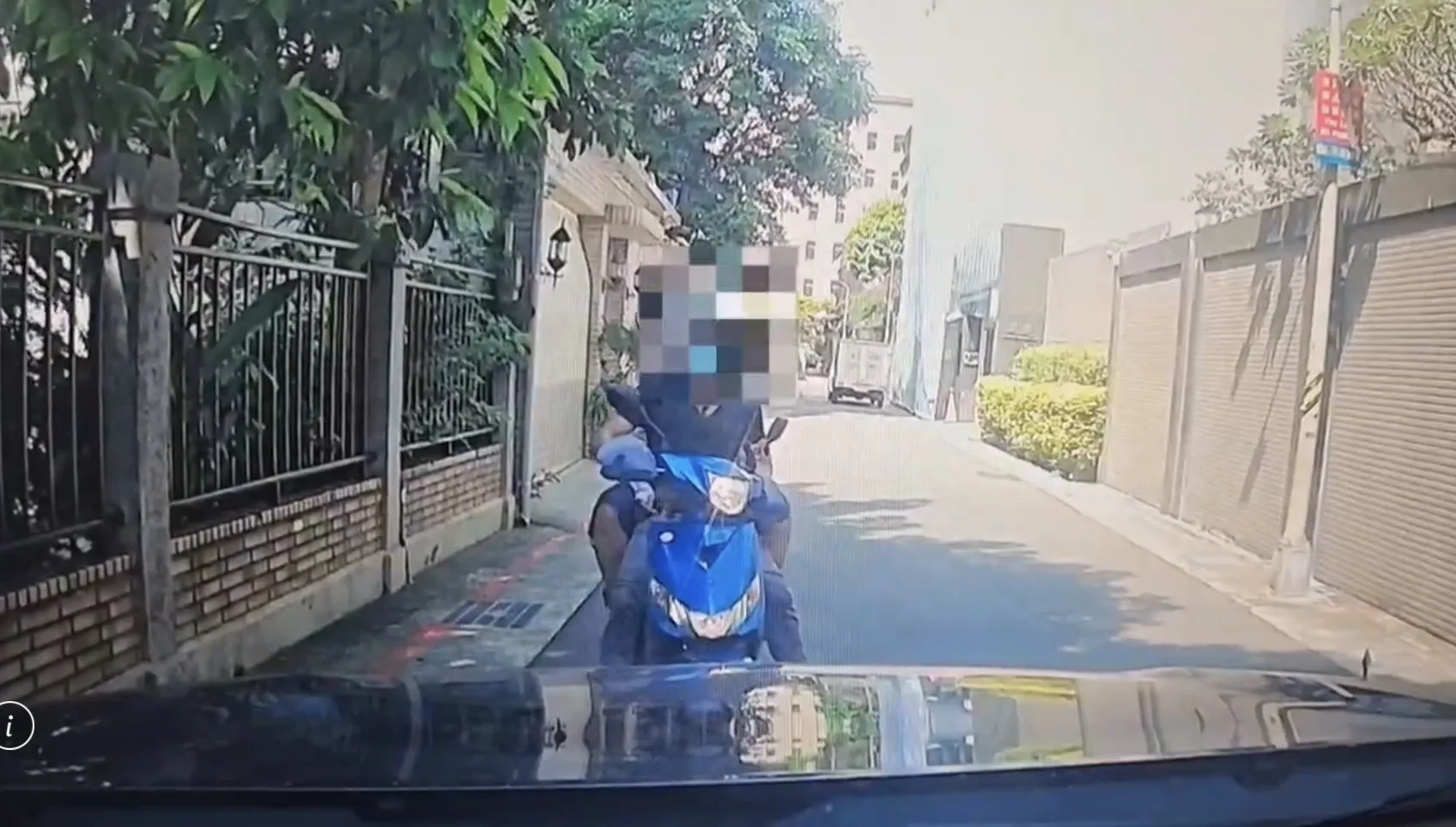 雙載機車單行道逆向騎　糗與警車狹路相逢「快閃」拒檢　