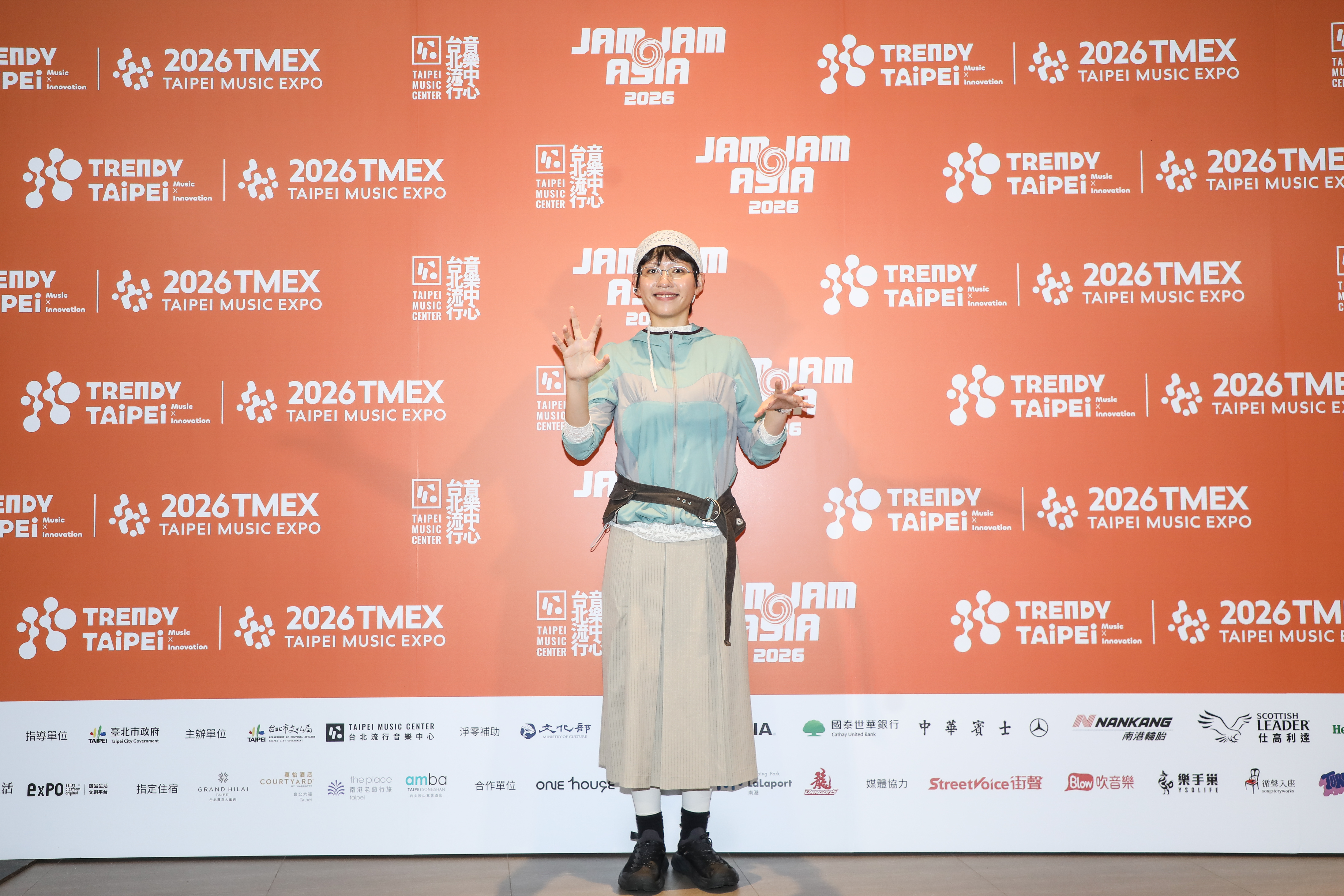 陳嫺靜登上 JJA 與現場樂迷同歡,也不忘喊話:「但大家還是要一起唱喔!」(讀者提供)