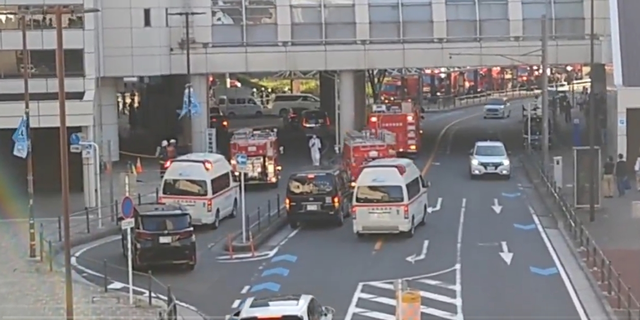 數量消防車、救護車聚集在川崎站。(翻攝X @pacs_romana)