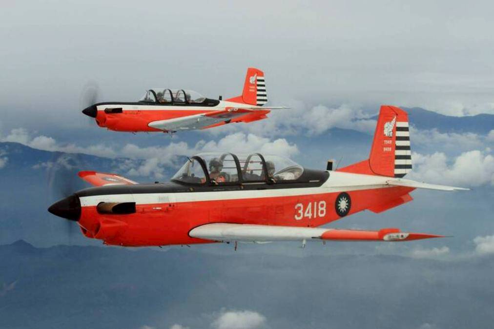 岡山空軍基地1架機號3414的T-34C初級教練機今日上午於高雄岡山墜毀,導致2名中校飛官不幸殉職;示意圖。(翻攝自空軍臉書)