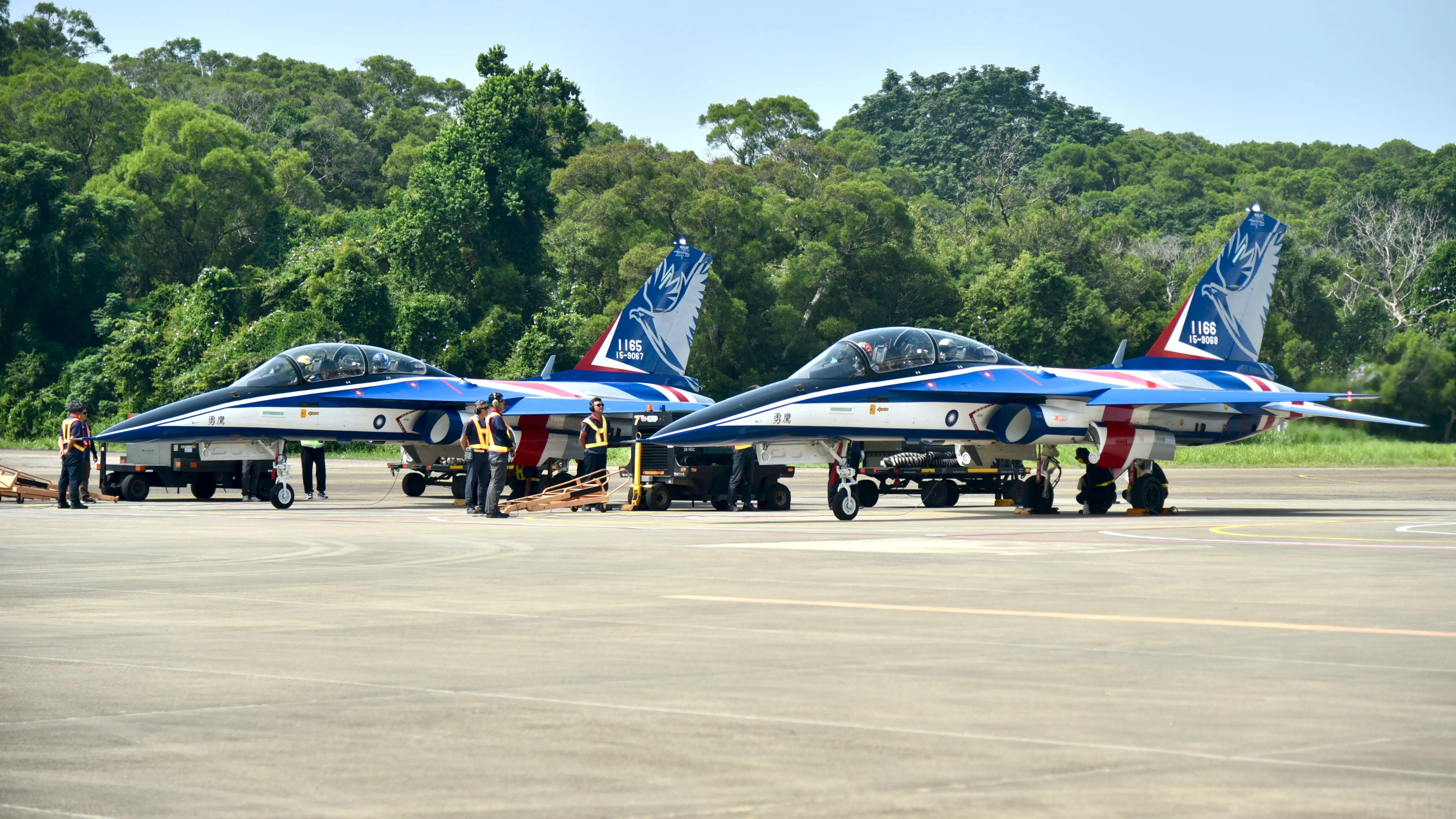 「軍傳媒」KF-21量產交機、中國六代機試飛，東亞戰機自主賽開跑