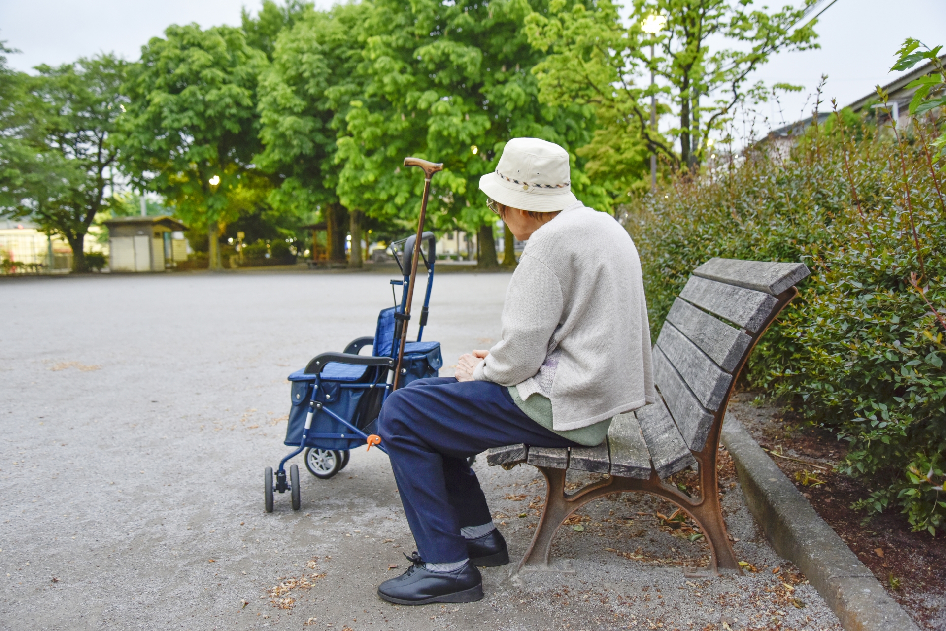 家中長輩突然無法解讀幽默、性格變固執可能不是脾氣變差,而是「額顳葉失智症」警訊。(示意圖,photoAC)