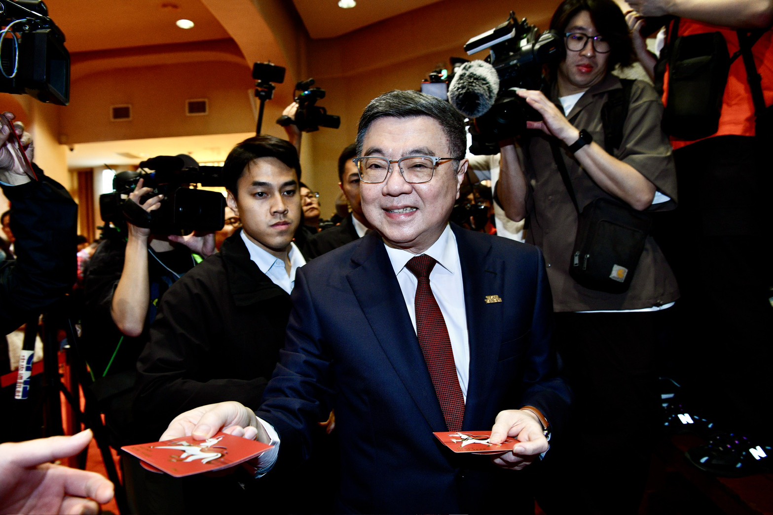 國民黨立委翁曉玲不僅刪凍國務機要費衝擊庇護工場,也凍結行政院長卓榮泰與黨產會委員的9月至12月薪水。(資料照,鏡報李智為)