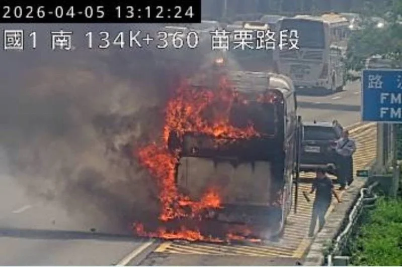 國道1號今日中午發生一起國光客運車輛起火的事故。(翻攝自高速公路1968)