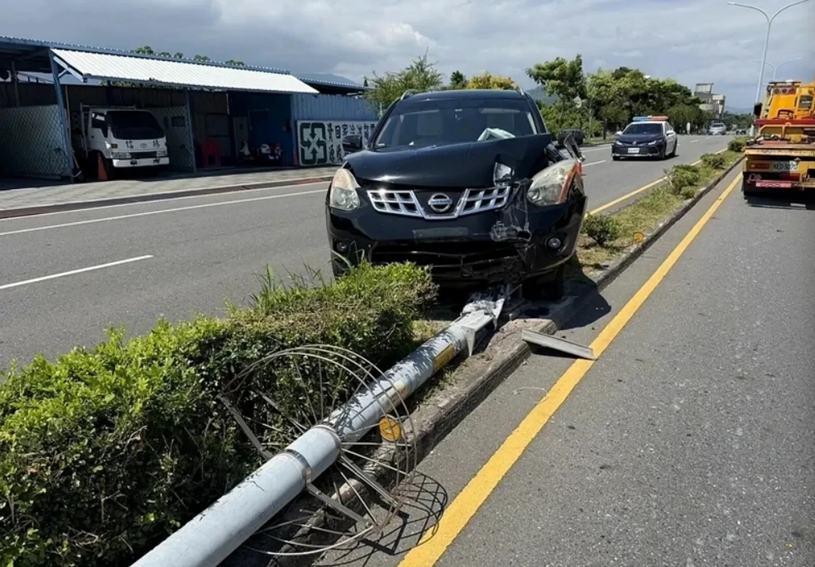 前立委廖國棟台東自撞分隔島送醫　路燈倒地、安全氣囊爆開