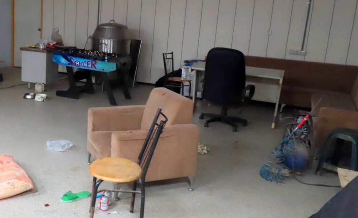 案發當時4嫌動用屋內所有工具淩虐死者。(翻攝畫面)