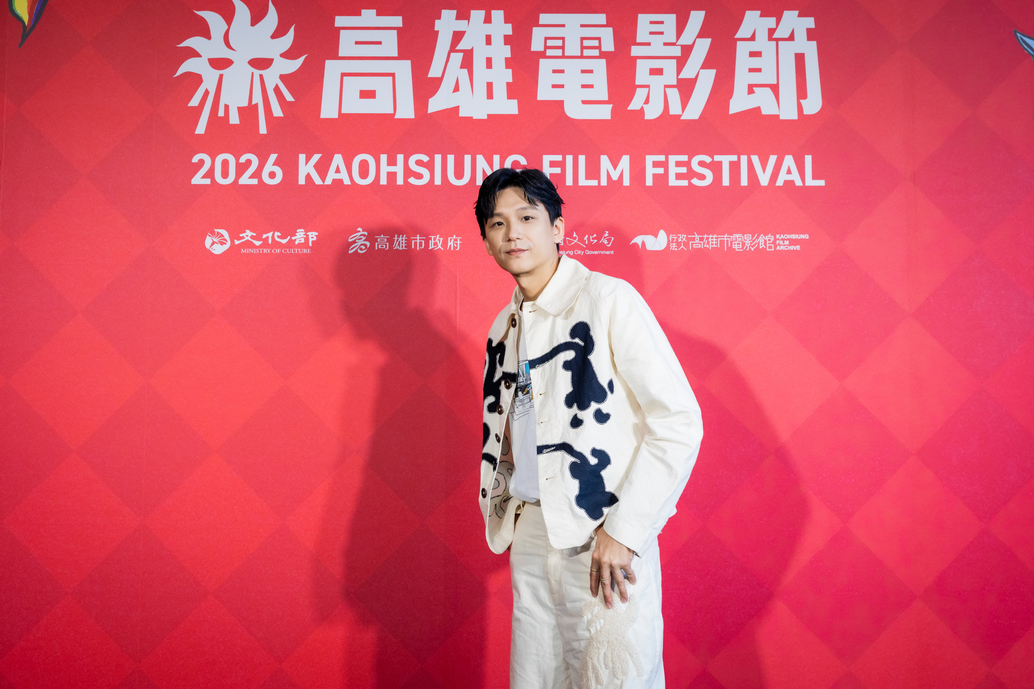 港星盧鎮業在電影《廚師發辦》飾演廚師,他本身是左撇子,但為戲練習用右手切生魚片等料理。(高雄電影節提供)