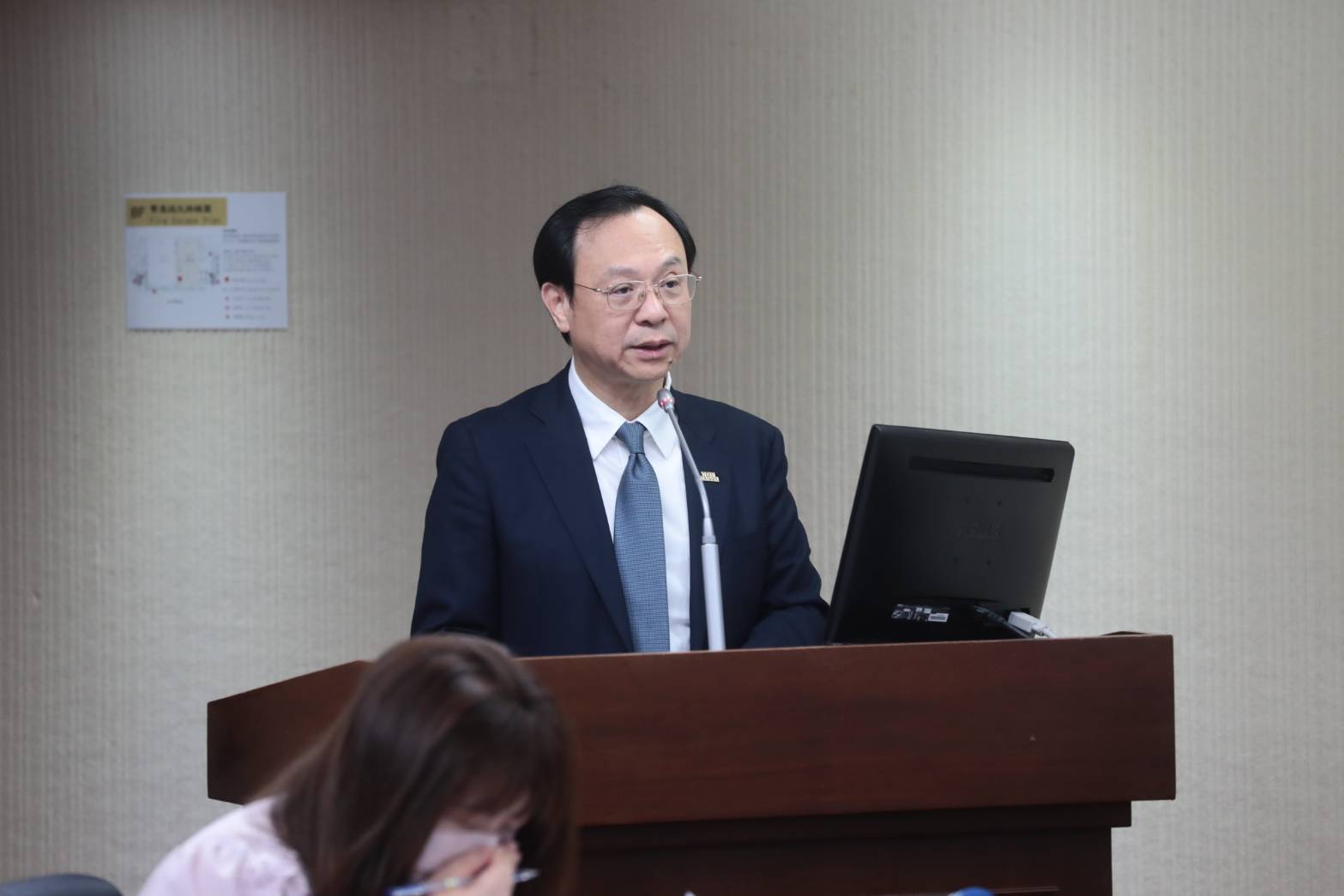 石崇良今日證實,台中近8年僅2024年有配合食藥署專案檢驗過1次,相較於台南、高雄,「檢驗次數是明顯是偏低」。(鏡報林煒凱)