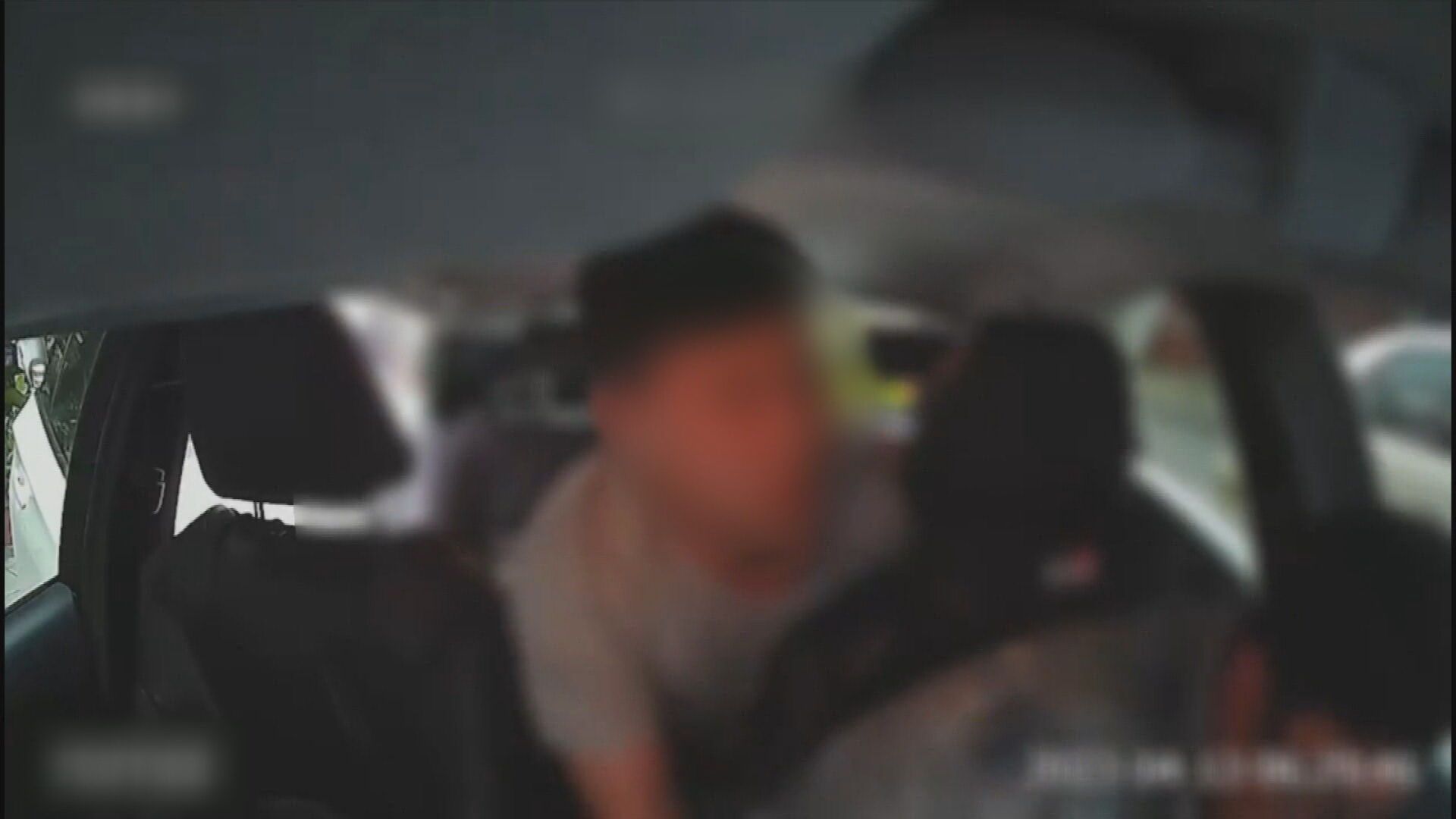 台北市一名疑似喝醉酒的乘客,毆打多元計程車司機。(翻攝自記者爆料網)