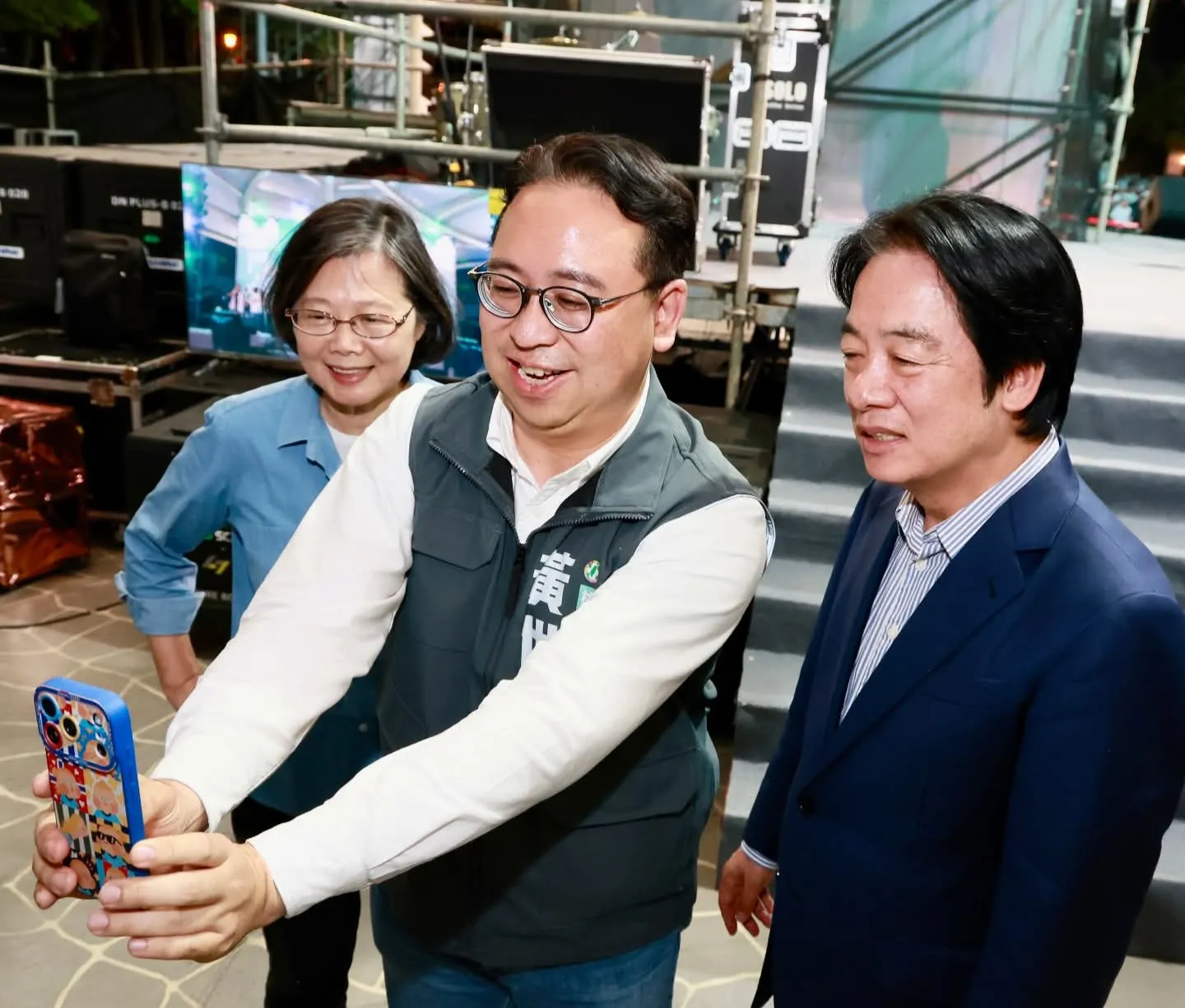 黃世杰自拍喬半天！賴清德出手救援　蔡英文笑喊：誰來教一下