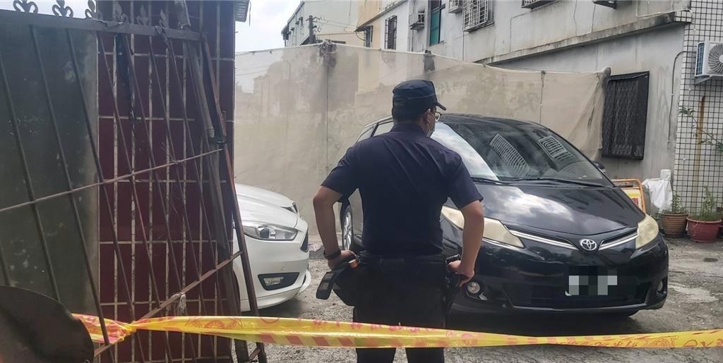 張男於高雄義大醫院大門砸窗遭逮捕,警方隨後在其住所赫見同居郭姓女友發黑僵硬的遺體。(翻攝畫面)
