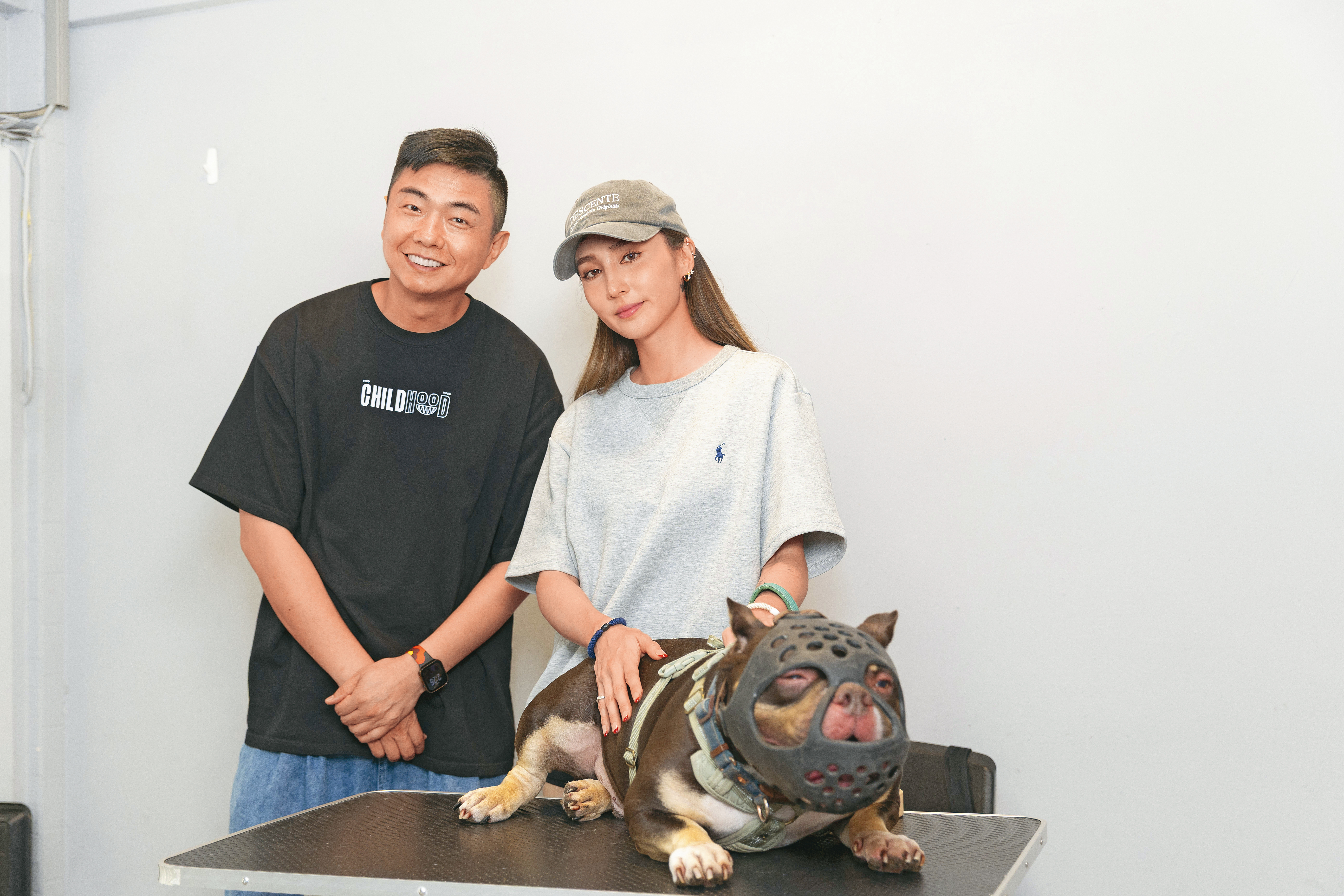 孫尤安(右)帶著惡霸犬夠靠來找熊爸(左),牠的個性不穩定,只好放到桌子上。