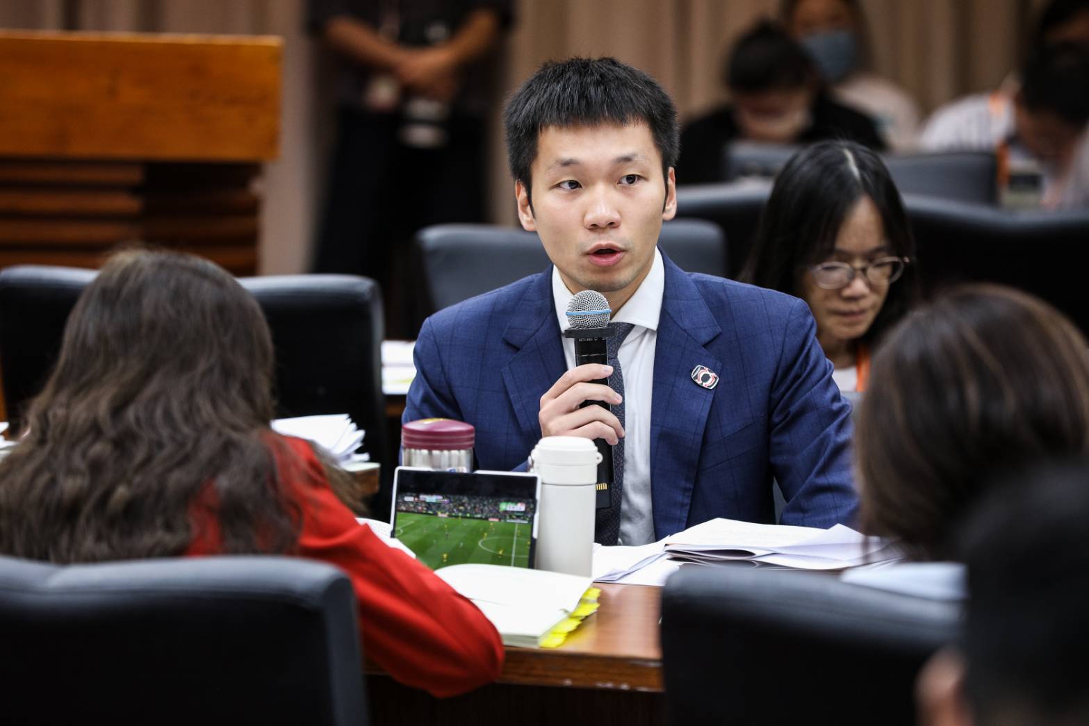 李洋受訪否認請辭傳聞。(鏡報)