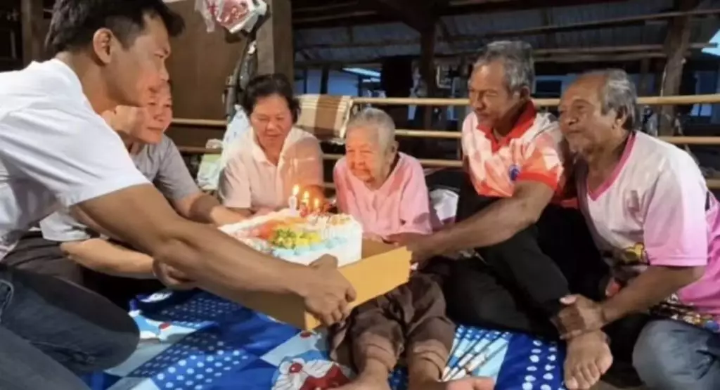 70歲才生下老么？泰國阿嬤慶130歲生日　日媒找到她卻查出烏龍真相