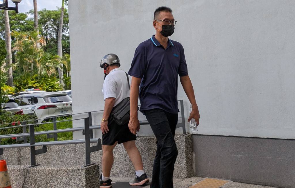 中聯油脂總經理余凌冲手握礦泉水獨自一人出庭。(鄧玉瑩攝影)