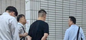 被告李孟修(黑衣者)否認洗錢、組織犯罪。