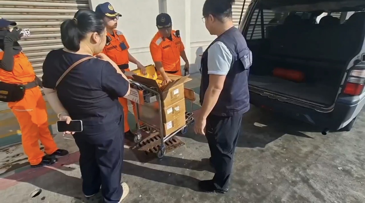 海巡署查獲3箱、共504包中國「貴州刺梨原汁」。(海巡署提供)