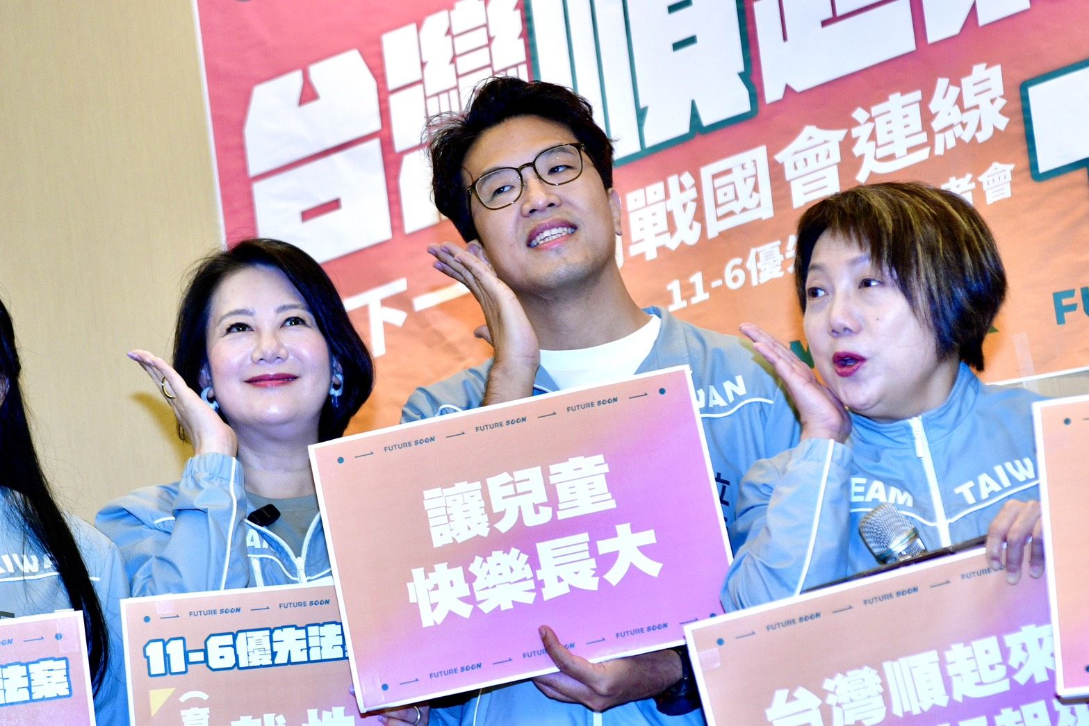 沈伯洋遭港人委託徵信社跟監一案,起訴書提到徵信社人員用LINE聯繫分工的對話內容。(鏡報李智為)