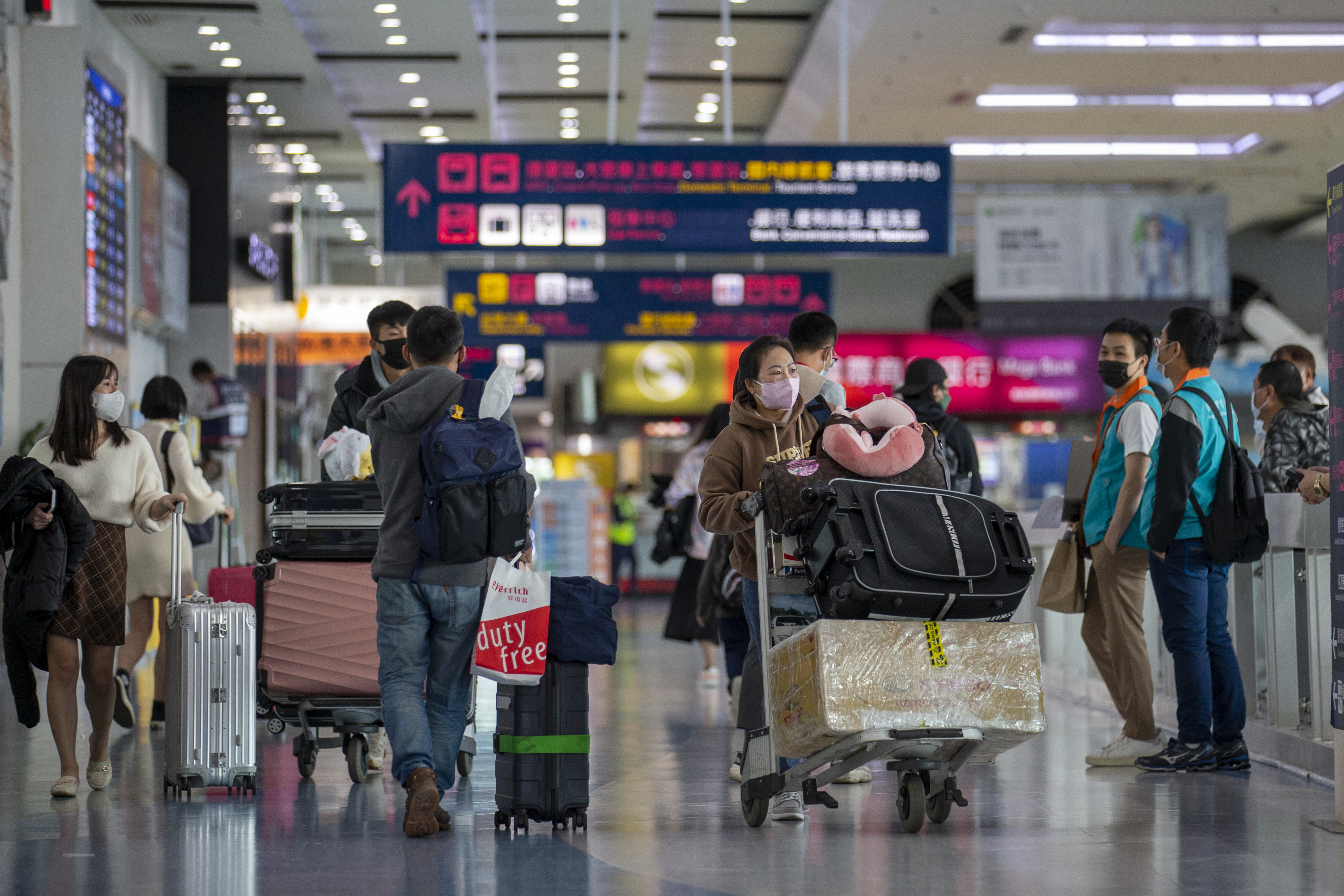 有旅客預計從高雄小港機場飛到日本沖繩來趟3天2夜的旅遊,近日卻收到航班異動通知,去程航班竟被改到回程當天早上,不少旅客都受到影響。(示意圖,資料照)