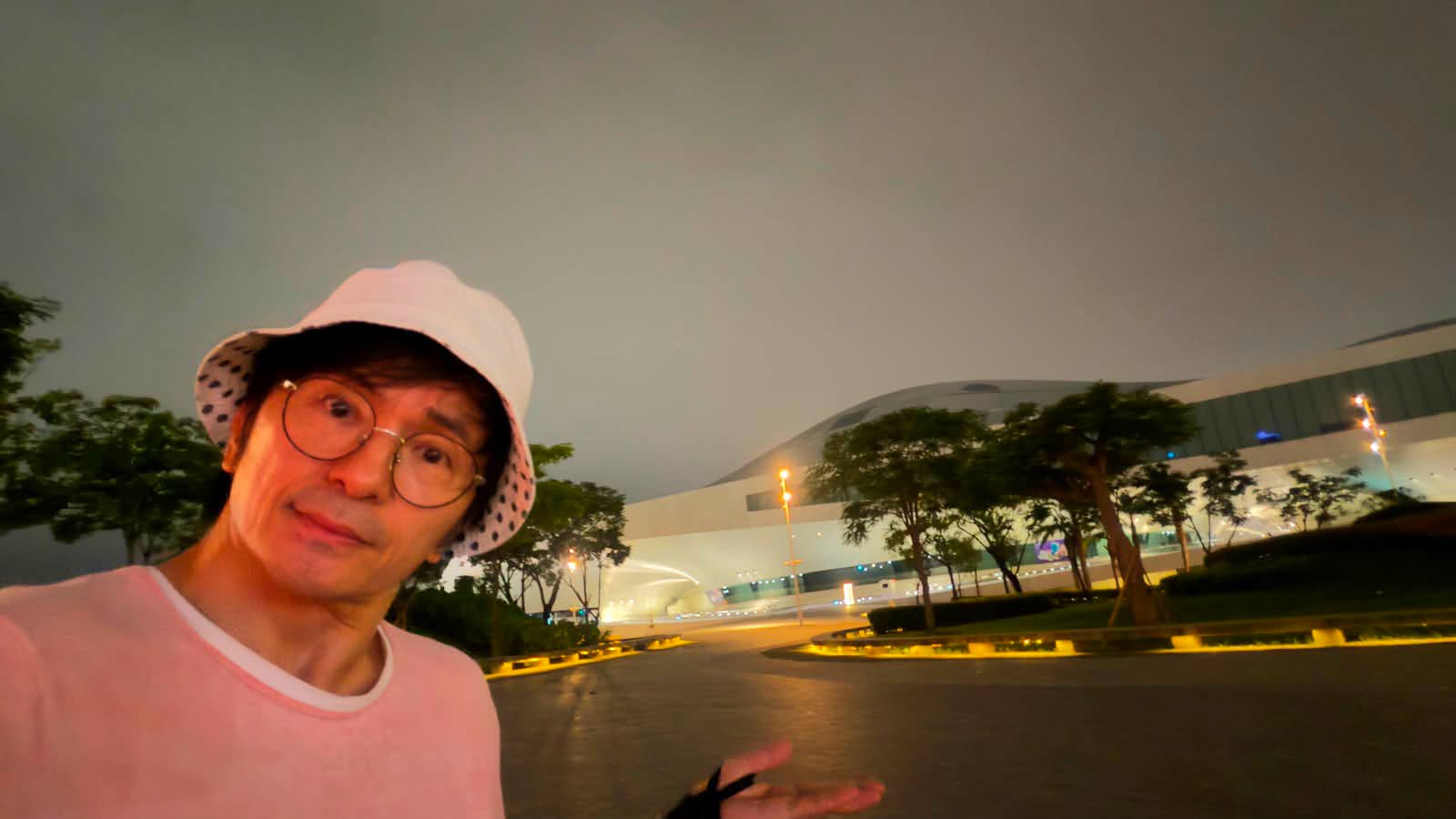 唐從聖抱怨11日當天無風無雨卻被迫取消演出,衛武營澄清,在取消前第一時間就先詢問表演團隊的演出意願。(翻攝自唐從聖臉書)