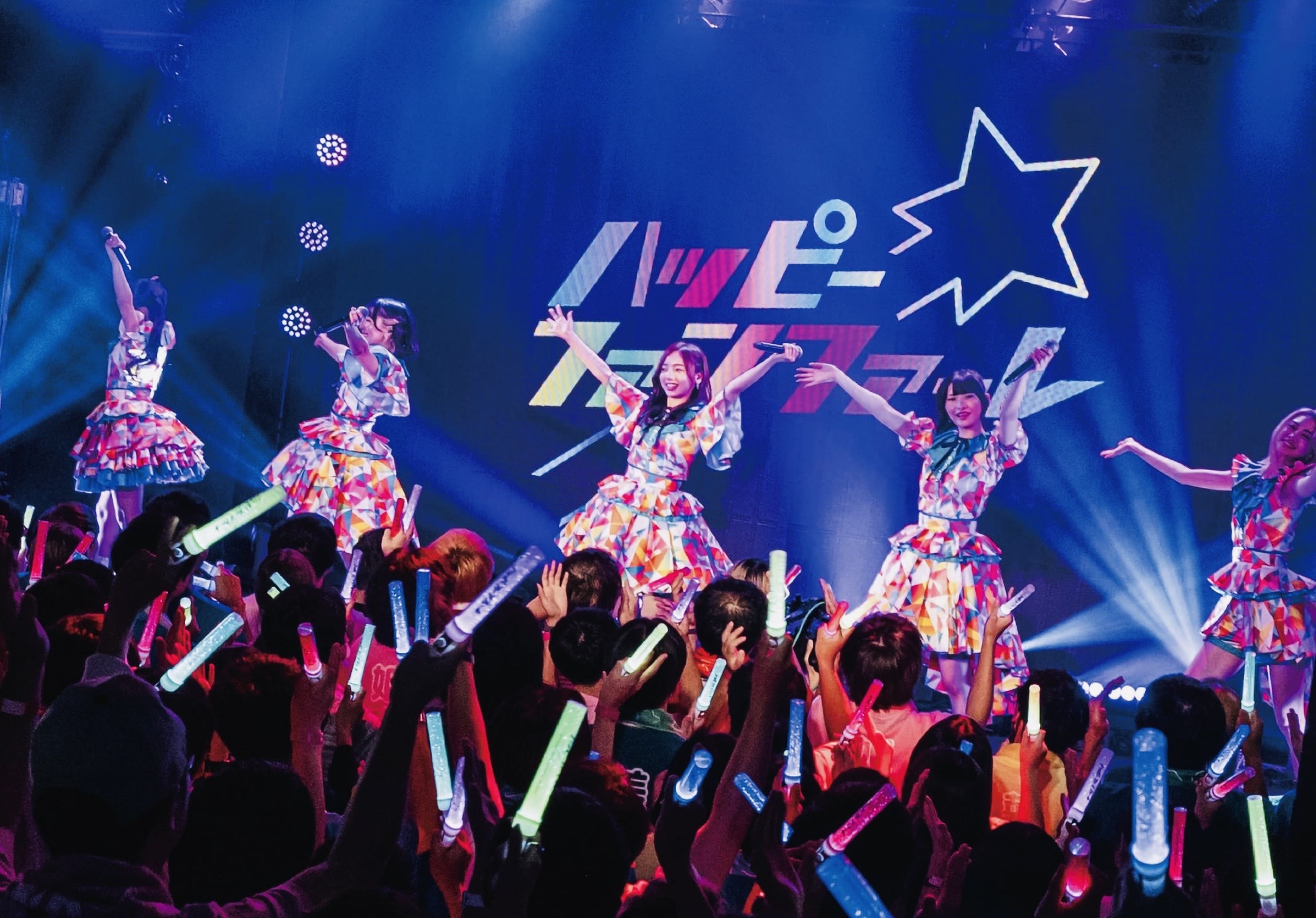 齊藤京子(後排中)主演《偶像禁愛令》粉絲LIVE應援難分真假。(海鵬提供)