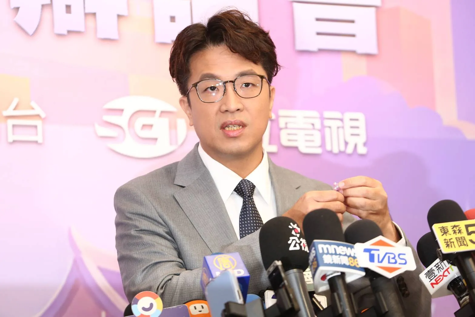 女兒抱抱幫加油！沈伯洋「帶這幸運物」　服裝藏小巧思超吸睛